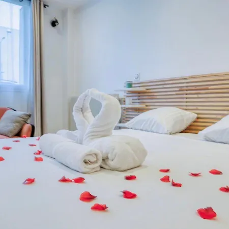 With Jacuzzi & Parking Near Cdg Airport Apartament