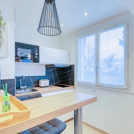 With Jacuzzi & Parking Near Cdg Airport *